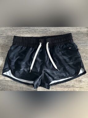 Vuori Women's Small Clementine short in Black Watercolor Camo VW304 Inseam 2”